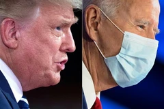 Tổng thống Mỹ Donald Trump (trái) phát biểu tại một sự kiện ở Miami ngày 15/10 và ứng viên đảng Dân chủ Joe Biden dự sự kiện tại Pennsylvania. (Ảnh: AFP/TTXVN)