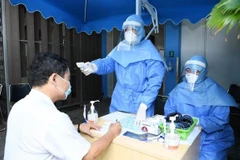 Khám sàng lọc cho người dân đến khám bệnh tại Bệnh viện Đại học Y dược Thành phố Hồ Chí Minh. (Ảnh: Đinh Hằng/ TTXVN)