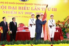 Đồng chí Nguyễn Xuân Thắng, Bí thư Trung ương Đảng, Chủ tịch Hội đồng Lý luận Trung ương, Giám đốc Học viện Chính trị Quốc gia Hồ Chí Minh trao Huân chương Lao động hạng Nhất cho Đảng bộ Khối Doanh nghiệp Trung ương. (Ảnh: Phương Hoa/TTXVN)