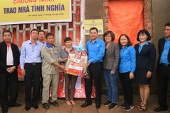 Thường trực Công đoàn Viên chức Việt Nam tặng quà cho gia đình công đoàn viên chức. (Ảnh: Đặng Tuấn/TTXVN)