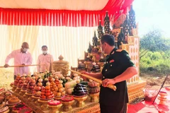 Tùy viên Quốc phòng Việt Nam tại Campuchia tham gia lễ khởi công. (Nguồn: Báo Nhân Dân)