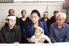 Chủ tịch Quốc hội Nguyễn Thị Kim Ngân thăm và tặng quà gia đình liệt sỹ Đinh Văn Trung ở phường Bến Thủy, thành phố Vinh. (Ảnh: Trọng Đức/TTXVN)