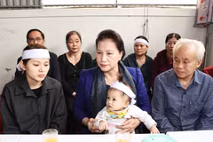 Chủ tịch Quốc hội Nguyễn Thị Kim Ngân thăm và tặng quà gia đình liệt sỹ Đinh Văn Trung ở phường Bến Thủy, thành phố Vinh. (Ảnh: Trọng Đức/TTXVN)