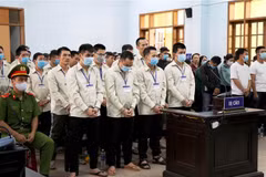 Chủ mưu sới bạc 'Hùng sida' cùng 106 đồng phạm hầu tòa. (Ảnh: Quang Thái/TTXVN)