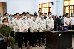 Chủ mưu sới bạc 'Hùng sida' cùng 106 đồng phạm hầu tòa. (Ảnh: Quang Thái/TTXVN)