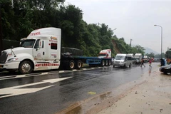 Kẹt xe trên Quốc lộ 9 do đường bị sạt lở. (Ảnh: Hồ Cầu/TTXVN)