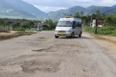 'Ổ gà' trên Quốc lộ 19. (Ảnh: Hồng Điệp/TTXVN)