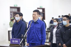 Bị cáo Nguyễn Nhật Cảm (sinh năm 1963, nguyên Giám đốc CDC Hà Nội) khai báo trước Hội đồng xét xử. (Ảnh: Doãn Tấn/TTXVN)