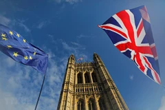 Cờ Anh (phải) và cờ EU tại London, Anh. (Ảnh: AFP/TTXVN)
