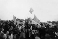 Hàng ngàn người dân tỉnh Kiến Phong míttinh và làm lễ thượng cờ chào mừng Mặt trận Dân tộc Giải phóng miền Nam Việt Nam ra đời. (Ảnh: TTXVN)