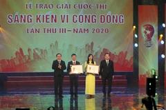 Bộ trưởng Bộ Khoa học và Công nghệ Huỳnh Thành Đạt và Chủ tịch Ủy ban Nhân dân thành phố Hà Nội Chu Ngọc Anh trao giải nhất cho các tác giả. (Ảnh: Anh Tuấn/TTXVN)