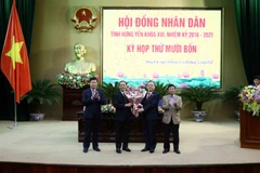 Bí thư Tỉnh ủy Hưng Yên Đỗ Tiến Sỹ và Thường trực Tỉnh ủy Hưng Yên tặng hoa chúc mừng ông Trần Quốc Văn (thứ 2 bên trái sang) giữ chức Chủ tịch Ủy ban Nhân dân tỉnh Hưng Yên, nhiệm kỳ 2016-2021. (Ảnh: Đinh Tuấn/TTXVN)