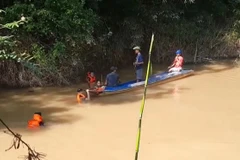 Lực lượng cứu hộ tìm kiếm, trục vớt thi thể nạn nhân. (Nguồn: Báo Thanh Niên)