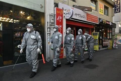 Binh sỹ Hàn Quốc phun thuốc khử trùng nhằm ngăn dịch COVID-19 lây lan tại Seoul, ngày 6/3/2020. (Ảnh: AFP/TTXVN)