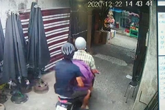 Cơ quan chức năng tỉnh Bình Dương trích xuất camera truy tìm hai đối tượng trộm cổ vật. (Ảnh: TTXVN phát)