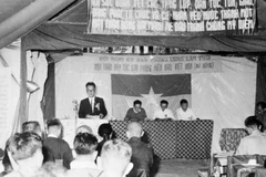 Luật sư Nguyễn Hữu Thọ, Chủ tịch Ủy ban Trung ương lâm thời Mặt trận Dân tộc Giải phóng miền Nam Việt Nam đọc báo cáo tại Hội nghị mở rộng của Ủy ban, chuẩn bị cho đại hội Mặt trận Dân tộc Giải phóng miền Nam Việt Nam lần thứ nhất, tháng 12/1960. (Ảnh: Tư