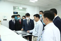 Các đại biểu kiểm tra thiết bị siêu âm tại Bệnh viện sản Nhi Quảng Ngãi. (Ảnh: Sỹ Thắng/TTXVN)