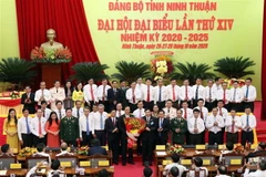 Lãnh đạo Ban Tổ chức Trung ương tặng hoa chúc mừng Ban Chấp hành Đảng bộ tỉnh Ninh Thuận khóa XIV, nhiệm kỳ 2020-2025. (Ảnh: Công Thử/TTXVN)