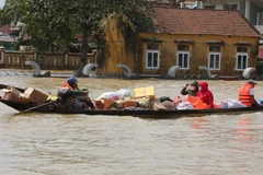 Các tổ chức thiện nguyện khắp cả nước chuyển hàng cứu trợ đến cho người dân vùng lũ tại huyện Lệ Thủy, tỉnh Quảng Bình. (Ảnh: Thành Đạt/TTXVN)