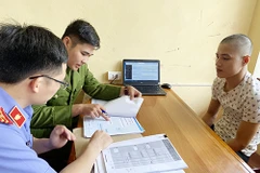 Đối tượng Huỳnh Lực đang khai báo tại cơ quan công an. (Nguồn: Công an Nhân dân Online)