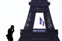 Khu vực gần Tháp Eiffel ở thủ đô Paris, Pháp. (Ảnh: THX/TTXVN)