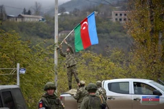 Quân đội Azerbaijan tiến vào huyện Lachin ngày 1/12/2020. (Ảnh: AFP/TTXVN)