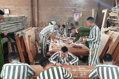 Cán bộ quản giáo đang tận tình hướng dẫn cho những người 'học trò đặc biệt.' (Ảnh: Mạnh Tú/TTXVN)