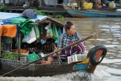 Theo thông báo từ chính quyền tỉnh Kampong Chhnang, khoảng 500 hộ người gốc Việt với 1.471 nhân khẩu đang sống tại các nhà bè và thuyền trên mặt sông Tonle Sap (thành phố Kampong Chhnang) sẽ phải di dời lên bờ trong tháng 10/2020. (Ảnh: Trần Ngọc Long/Vie