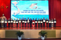 Lãnh đạo Bộ Ngoại giao trao tặng kỷ niệm chương cho cán bộ Ủy ban Biên giới Quốc gia. (Nguồn: VOV)