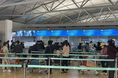 Công dân Việt Nam làm thủ tục tại sân bay. (Ảnh minh họa: TTXVN phát)
