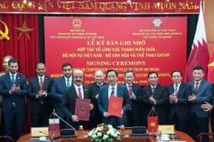 Thứ trưởng Bộ Nội vụ Trần Anh Tuấn (bên phải) và Đại sứ Qatar tại Việt Nam Mohamed Ismail Al Emadi thay mặt lãnh đạo Bộ Văn hóa và Thể thao Qatar ký kết Bản ghi nhớ. (Ảnh: TTXVN)