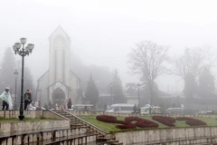 Sương mù bao phủ tại thị xã Sa Pa, tỉnh Lào Cai. (Ảnh: Quốc Khánh/TTXVN)