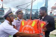 Đoàn công tác của Bộ Tư lệnh Vùng 4 Hải quân tặng áo phao cho ngư dân. (Ảnh minh họa. Nguồn: TTXVN)