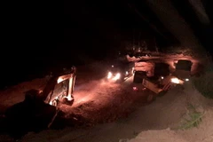 Ngành giao thông vận tải Quảng Bình xuyên đêm mở đường, thông tuyến chạy đua với bão số 8. (Ảnh: Văn Tý/TTXVN)