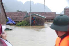 Đưa hàng cứu trợ đến với người dân vùng lũ. (Ảnh minh họa. Nguồn: TTXVN)