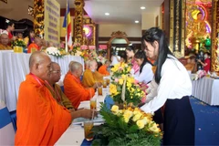 Dâng hoa Chư Tôn đức chứng minh và chủ tọa. (Ảnh: Phạm Minh Tuấn/TTXVN)