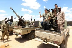 Các lực lượng GNA tuần tra tại Abu Qurain, giữa thành phố Tripoli và Benghazi của Libya. (Ảnh: AFP/TTXVN)