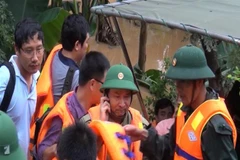 Hình ảnh Thiếu tướng Nguyễn Văn Man (người nghe điện thoại, đứng thứ hai từ phải qua). (Ảnh: TTXVN phát)