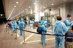 Các công dân làm thủ tục tại sân bay. (Ảnh minh họa: TTXVN phát)