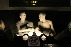 Tái hiện cảnh những chiến sỹ tù đày bị cùm khóa chân. (Ảnh: Hoàng Hiếu/TTXVN)