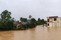 Nhiều khu vực dân cư của tỉnh Quảng Trị bị ngập sâu trong nước. (Ảnh: Thanh Thủy/TTXVN)