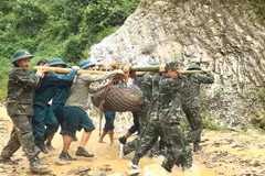 Lực lượng chức năng tiến hành di dời một quả bom. (Ảnh minh họa: TTXVN phát)