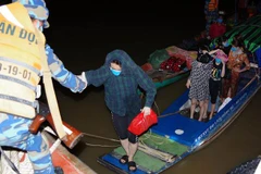 Lực lượng Biên phòng tỉnh Kiên Giang đưa những người nhập cảnh trái phép về đơn vị lấy lời khai. (Ảnh: TTXVN phát)