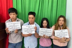 Nhóm chuyên dàn cảnh dùng dao lam rạch túi công nhân ở Khu công nghiệp Sóng Thần (Bình Dương) bị bắt. (Ảnh: TTXVN phát)