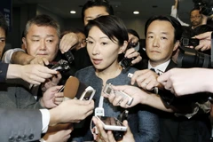 Bộ trưởng Công nghiệp Nhật Bản Yuko Obuchi đệ đơn từ chức