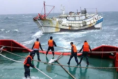 Cứu thành công tàu cá Trung Quốc và 6 thuyền viên trên biển