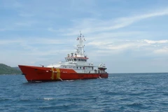 Tàu SAR 412 đưa thuyền viên gặp nạn cập Cảng Đà Nẵng an toàn