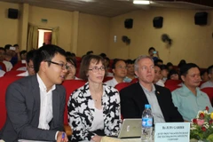 Đại sứ Hoa Kỳ Ted Osius và QuyềnTrợ lý Ngoại trưởng Hoa Kỳ Judith Garber tham dự chương trình thanh niên và thích ứng biến đổi khí hậu tại đồng bằng sông Hồng.(Ảnh: Hùng Võ/Vietnam+)