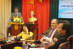 Giáo sư Matthew Hibberd (chính giữa) chia sẻ tại buổi seminar. (Ảnh: Hùng Võ/Vietnam+)