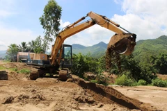 Cát sau khi được hút lên bãi sẽ được múc lên xe tải trọng lớn đưa đi tiêu thụ. (Ảnh: Hùng Võ/Vietnam+)